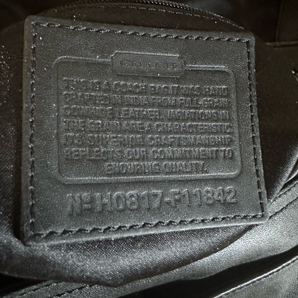 Elegant Black Leather Shoulder Bag - Picture 10 of 11